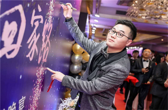 【高光“疫”事】勇敢逆行的特殊“网约车”——美狮贵宾会90后，用信念打通生命运输线